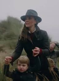 Members of the british royal family have used welsh gold to create. Freedomroo Femail Recalls Very Similar Looks Shared By Kate Middleton And Sophie Wessex Australiannewsreview