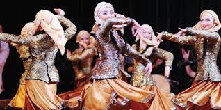 ولد عبد الرشيد دوستم عام 1954 في بلدة خواجه دو كوه بولاية جوزجان شمال أفغانستان، وانتقل عام 1970 إلى بلدة شبرغان في الولاية نفسها حيث عمل في مصنع لتعبئة وتسييل الغاز. Ù…Ù† Ù…Ø«Ù‚ Ù ÙƒÙˆÙŠØªÙŠ Ø¥Ù„Ù‰ ØµØ¯ÙŠÙ‚ Ø´ÙŠØ¹ÙŠ Ù„ÙŠØ¨Ø±Ø§Ù„ÙŠ Ù…Ù† Ø£Ø°Ø±Ø¨ÙŠØ¬Ø§Ù† Middle East Transparent