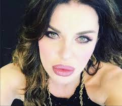 La showgirl sfoggia su instagram capelli corti, neri e con frangia. Alba Parietti Clamoroso Cambio Look E Un Altra Persona