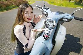 梅本まどか スズキ katana 足つき性もチェック オートバイ女子部のフォトアルバム webオートバイ 女性ライダー 梅本まどか スーパーカブ