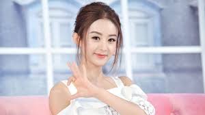 Mới đây, nữ diễn viên xuất hiện với dáng vẻ mệt mỏi, gầy gò tại sân bay. Triá»‡u Lá»‡ DÄ©nh Va Nhá»¯ng Bá»™ Phim Xuáº¥t Sáº¯c Lam Nen Ten Tuá»•i