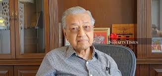 Menurut tan sri khalid ramli, ketua pegawai eksekutif lembaga pembangunan langkawi (lada), dia mengangarkan bahawa kehadiran pada malam itu. Dr M Suggests Postponing Certain Development Projects Reduce Cabinet Size Nsttv