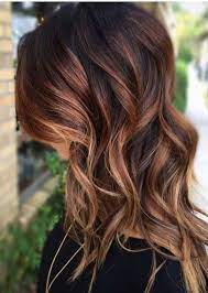 Coole Frisuren Dame Mit Mittellangen Braunen Haare Mit Hellbraunen Strahnen Frisuren Lange Haare Farbe Haare Mit Highlights Haarfarben