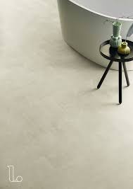 deze prachtige lichte badkamer vloertegels zorgen voor een rustige uitstraling bekijk meer mogelijkheden bij laurens badkamers tegels taupe badkamer badkamer