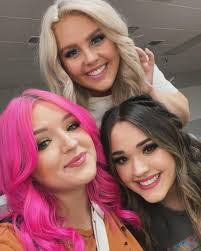 Courtney Hooker's Instagram, Twitter & Facebook