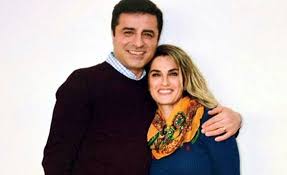 Hdp eş genel başkanı selahattin demirtaş'ın alındığı geceyi ve sonrasını ilk kez dihaber'e anlatan eşi başak demirtaş, gece saat 01.20'de tebligat iletmeye geldik diyerek kapıya dayanan polise. Yeni Yasam Gazetesi Ø¹Ù„Ù‰ ØªÙˆÙŠØªØ± Demirtas In Mektubu Sansurlendi Basak Demirtas Esi Selahattin Demirtas Tarafindan Kendisine Gonderilen Mektubun Sansurledigini Soyleyerek Sirada Ne Var Diye Sordu Https T Co Qijmbcyg90 Https T Co E0zu1snykm
