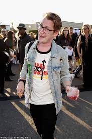 If you're a child of the 1990s, there are some things you'll undoubtedly remember as mainstays of the decade: Macaulay Culkin Supports Efforts To Remove Donald Trump S Brief Cameo From Home Alone 2 Aktuelle Boulevard Nachrichten Und Fotogalerien Zu Stars Sternchen