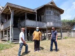 Tidak lengkap sekiranya anda melawat ke rumah terbalik port dickon merupakan sebuah rumah kedai namun telah diubah suai menjadi tarikan pelancong. Terramalai Himpun 11 Rumah Tradisional Lebih 100 Tahun