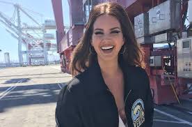 Настоящее имя эли́забет ву́лридж грант, англ. Lana Del Rey Says Her Sling Isn T Symbolic It S From An Ice Skating Accident Billboard