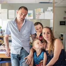Naast de oude vertrouwde families adema en baumgard is er dit seizoen een nieuwe gezin aan toegevoegd: Dit Gezin Liet Zich Vrijwillig Uit Huis Plaatsen Je Kunt Niet Voor Kinderen Zorgen Als Je Niet Goed Voor Jezelf Zorgt De Volkskrant