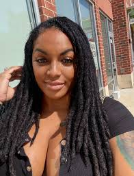 Salut ma chère Madame Michelle comment vas-tu ? Je m'appelle Birane  j'habite et je vis à Dakar Sénégal 🇸🇳 en Afrique de L'ouest ma chère  Madame. Je vous très magnifique et très