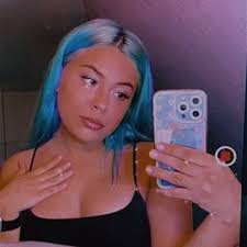 Caroline Almodovar (@caroooline_a)