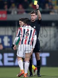 Deze pagina levert een overzicht over alle wedstrijden van een scheidsrechter joey kooij in het seizoen es/01 inclusief de getoonde kaarten en gegeven strafschoppen. Soccrates Images Pedro Chirivella Of Willem Ii Receives A Yellow Card From Referee Joey Kooij