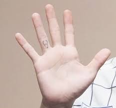 Tentu saja, sebelum salah satu bagian tubuh anda digambar secara permanen, anda perlu mencari dan memilih desain yang pas. Wonpil Day6 Foto Lama Selebritas