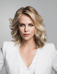 Shop the top 25 most popular 1 at the best prices! Coiffure Cheveux Mi Longs 30 Des Styles Les Plus Trendy Charlize Theron Hair Styles How To Curl Short Hair
