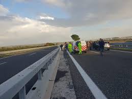 Traffico bloccato nella zona, dal chiuso il tratto fra cerignola est e canosa di puglia della a14. Canosa Di Puglia Assalto A Portavalori In Autostrada