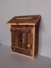 Hier zeige ich dir alle möglichkeiten und alle bauschritte von (a)nfang bis ein(z)ug. Mail Box From Wooden Rustic With A Heart Motif Briefkasten Holz Into The Woods Briefkasten