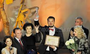 Restaurant crizantema de aur este un loc ideal pentru ca la amiaza sa luati. Samuel Barani 24 De Ani Din BistriÅ£a A Castigat Marele Premiu Si Trofeul Crizantema De Aur 2019 Incomod Media Ro
