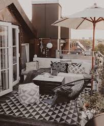 Grosse Terrasse Einrichten Balkon Inspiration Schwarz Weisser Teppich Grosses Sofa In Weiss Schirm Wohnung Balkonentwurf Mobel Fur Kleinen Balkon