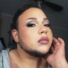 Thea Lowe's Instagram, Twitter & Facebook