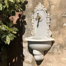 Nous taillons nos fontaines d'exterieur dans une pierre naturelle calcaire extraite dans les carrières locales en provence. Fontaine Exterieur Jardin Murale Fonte Blanche 75 Cm X 44 Cm 14585 Fontaine Murale Bis Cdiscount Jardin