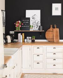Hello 2018 Wir Starten In Das Neue Jahr Mit Einem Interior Trend Fur Mutige Eine Schwarze Wand Ist Das Neuste Highlig Schwarze Wande Inneneinrichtung Zuhause