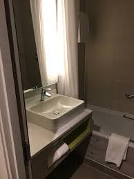 Do stacji kolejowej machester oxford road można dojść z obiektu w 8 minut. Bathroom Picture Of Jurys Inn Manchester Tripadvisor