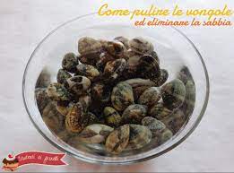 Poi battete su di un piano o un tagliere ogni singola vongola 2, in modo da far perdere già un po' di sabbia ed. Come Pulire Le Vongole E Eliminare La Sabbia Metodo Perfetto