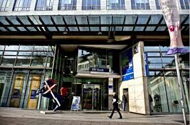 Stuttgarter Innenstadt Bw Bank Dunnt City Filialnetz Aus Stuttgart Stuttgarter Zeitung