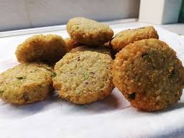 Saranno perfetti una volta terminato l'impasto spennellate ciascun falafel con un goccio di olio e infornate in forno statico a 200°c per 25 minuti. Crocchette Di Fave Felafel Ricetta Di Fragolosi