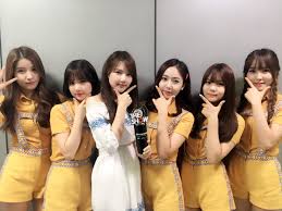 The drama will tell a story of growth about people who pursue their dreams because life only comes around once. Twitter Gfriend With Navillera 1st Trophy Celeb Social Media Pictures Onehallyu