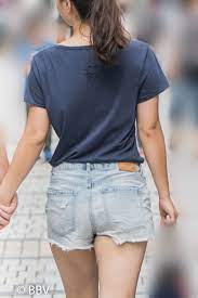 街撮りお尻画像 はみケツ寸前 むっちりふともものホットパンツ いい感じのお姉さん シンプルな装いなので余計に素の美しさが引き出されている感じ お尻も 太もももいい感じですが ｔシャツににじむ汗がエロい こすりあわされるアソコも蒸れ蒸れでしょうよ と要ら