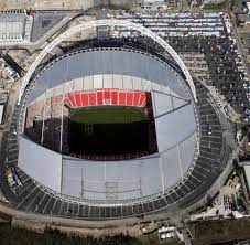 Zusätzlich werden auch die finalspiele des ligapokals, fa cups und die community shield dieses stadion kam mit einem schiebedach über das komplette spielfeld, geöffnet und geschlossen werden. Wembleystadion Englands Neues Theater Der Traume Welt
