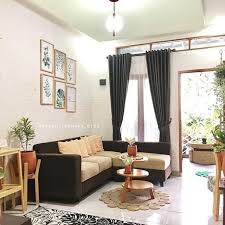 Kunci dari dekorasi ruang tamu kecil adalah soal tata letak dan penataan perabotan dan atau furniture. Desain Ruang Tamu Pintu Tengah