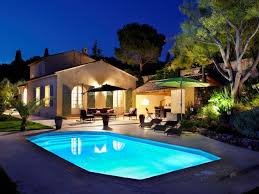 Vue Sur Une Piscine Ainsi Que Sur Une Maison Provencale A La Nuit Tombee Les Dispositifs D Eclairage Permettent De Piscines Modernes Piscine Eclairage Piscine