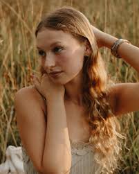 julia.boltz everyone!!☀️ the entire shoot I kept saying she gives me  younger Taylor swift vibes!!👏🏼 thank you for trusting me to take your  graduation photos