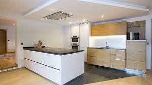 Kuche modern weiss mit holz,moderne kuche weiss mit holz,moderne weisse kuche mit holz,moderne weisse kuche mit holzarbeitsplatte, resolution: Moderne Kuche Mit Holz Kuchenstudio Laserer Hallein Bei Salzburg Gosau