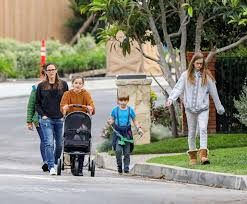 Extra's terri seymour caught up with jennifer garner to talk about juggling work with kids, and possibly having another baby. Jennifer Garner Und Ben Affleck Ihr Familienalbum Gala De