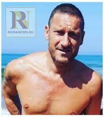 Sep 04, 2021 · francesco totti taglio capelli. Totti Vacanze A Sabaudia Con Un Cambio Di Look Capelli Cortissimi