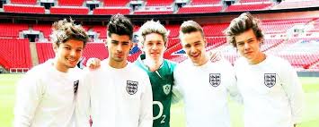 Once news of cowell's injury broke, directioners took to twitter, not to give well wishes, but instead to tease the injured 'american idol' judge. Simon Cowell Made Our Life One Direction Home Facebook