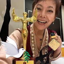 A buttercream wedding cake with red Fondant flowers 🌹