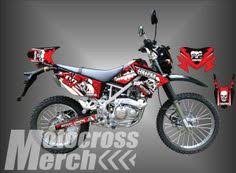Warna terbaru tersebut dihadirkan pada varian kawasaki klx 150 bf, klx 150 bf spesial edition sementara itu, kawasaki klx 150bf se extreme muncul dengan warna yang lebih sangar, yakni dominan hitam dengan dihiasi striping hijau. 20 Ide Decal Klx 150 Motocross Metal Mulisha Rubah