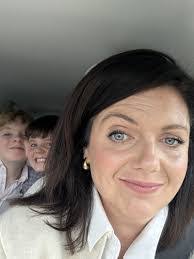 Dee Tobin's Instagram, Twitter & Facebook