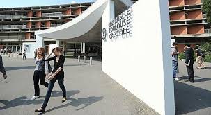 Elle est située sur le campus central. Les Facultes De Droit Veulent Atteindre L Excellence
