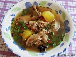 Sup ayam klasik terdiri dari kaldu encer, yang dimasukkan potongan ayam atau sayuran; Resepi Sup Ayam Simple