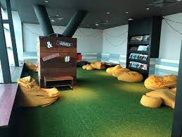 Fasilitas premium lounge ini dapat dinikmati secara gratis apabila anda membeli layanan premium flex (airasia) atau premium flatbed (airasia x). This Is Upper Floor Of The Lounge Picture Of Air Asia Premium Red Lounge Klia2 Kuala Lumpur Tripadvisor