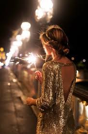 Saisissez du texte pour ajouter vos informations. Guide Shopping Trouver La Tenue Parfaite Pour Le Reveillon Du Nouvel An Bloc Mode Tenue Reveillon Robe A Paillettes D Or Robe Nouvel An