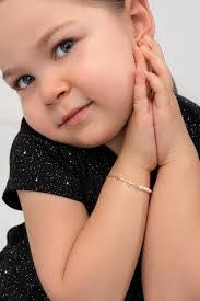 Delia Howe's Instagram, Twitter & Facebook