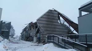 10 febbraio 2021nessun ferito soltanto ingenti danni a vipiteno, dove è crollato il tetto del palaghiaccio 'weihenstephan arena' sotto il peso della neve. 9vucgavhq3zb M
