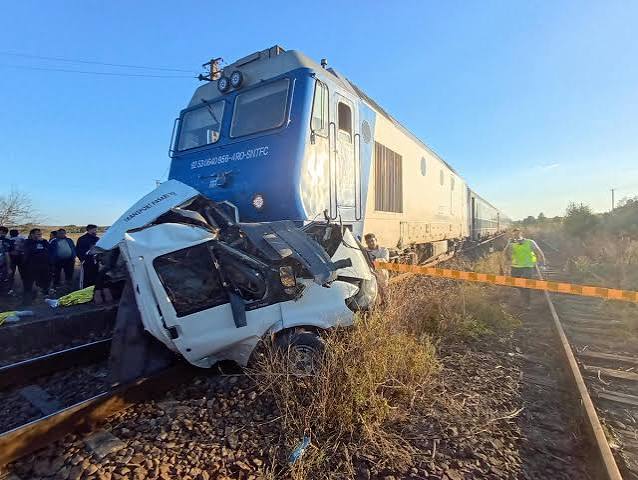 Tragedie cumplită în Galați: patru oameni au murit, printre care și o fetiță de 7 ani, după ce un tren de călători a lovit o autoutilitară | adevarul.ro